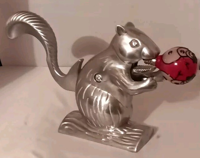 SQUIRREL NUTCRACKER - Lightweight Aluminum