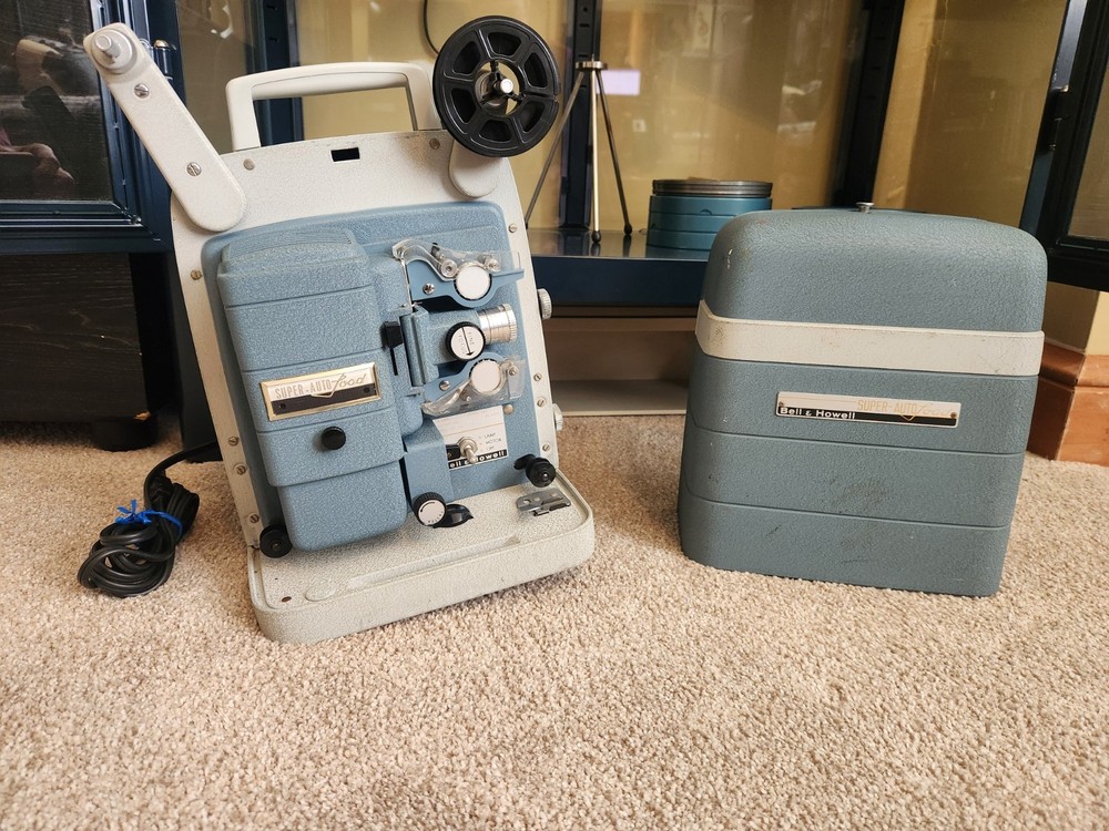 VINTAGE BELL & HOWELL SUPER AUTO LOAD PROJECTOR 8MM