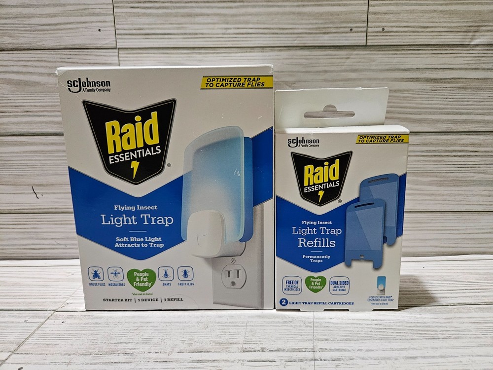 Raid Essentials Flying Insect Light Trap & 1 Refill + Box of 2 Refills