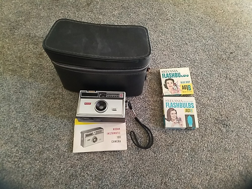 Vintage Kodak Instamatic Camera 100 Case Flashbulbs Untested