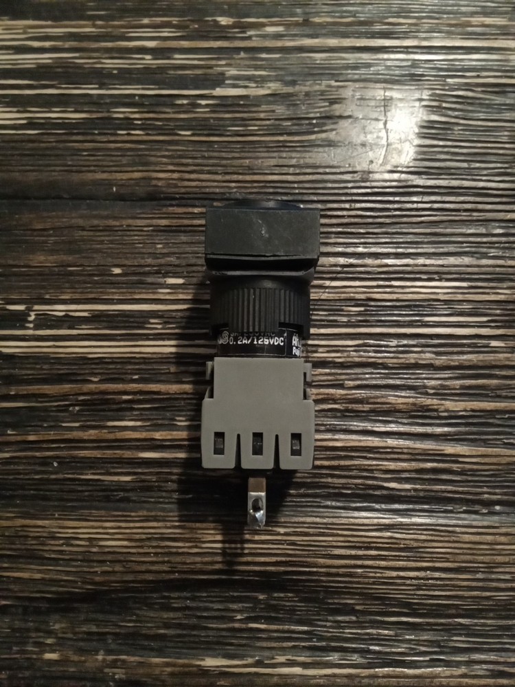 Fuji Electric AH165-J0A-A Key Selector Switch ( NO KEY)