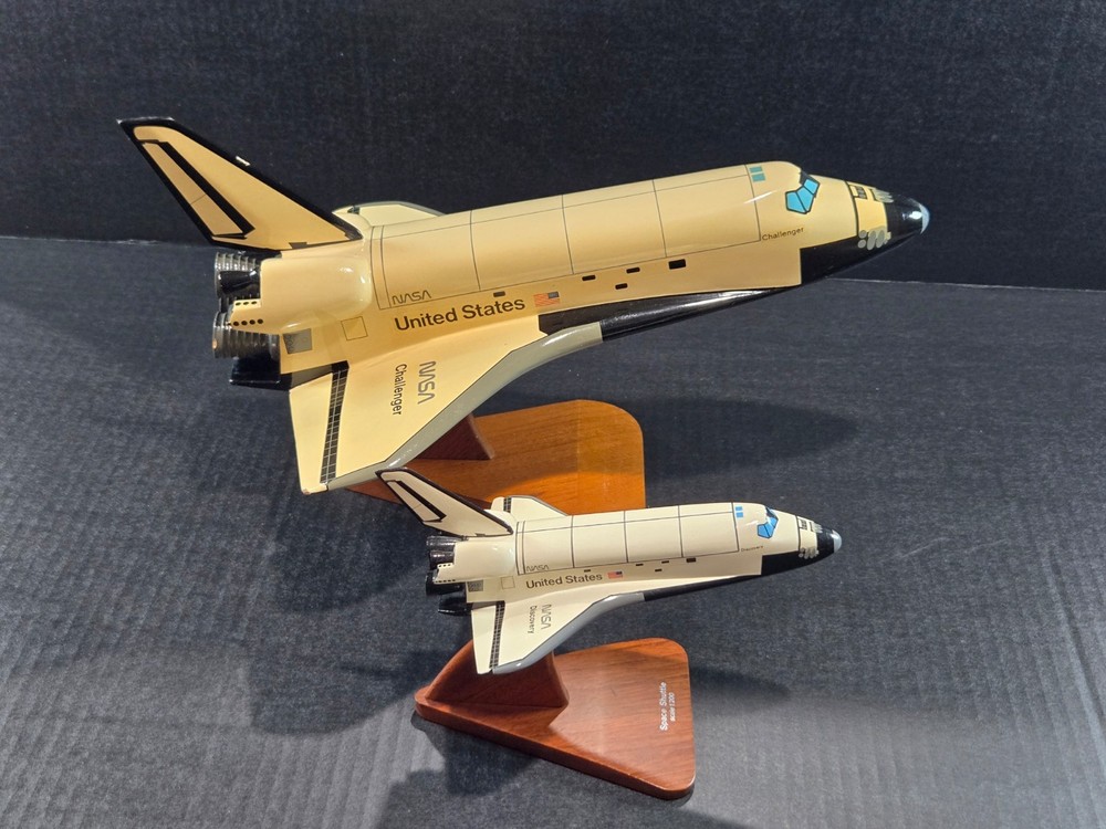 Orbiter Challenger w/ Small Orbiter Discovery Mahoghany Model