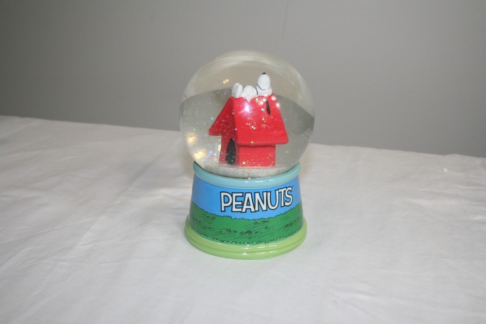 Peanuts Group Walk outside Snow Globe 2020 Christmas