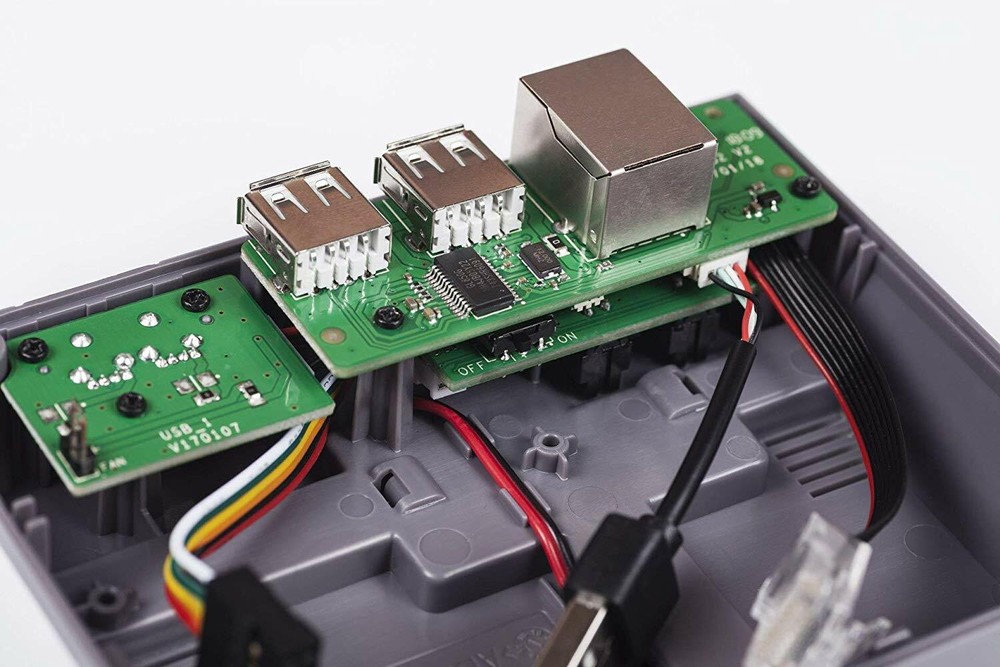 Retroflag NESPi Case Plus with Safe Shutdown for RetroPie Raspberry Pi 3/2 Model