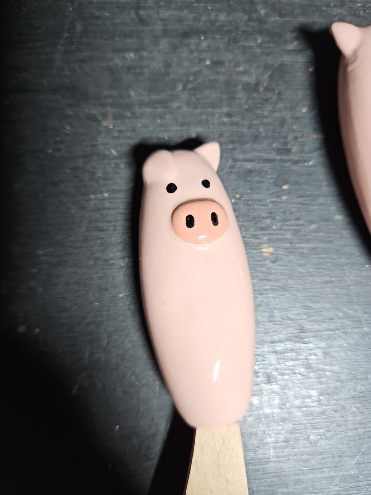 2 Pig Wooden Spreaders