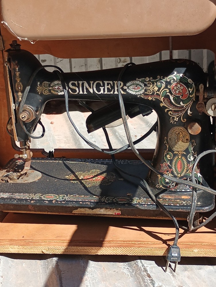 VINTAGE SINGER SEWING MACHINE