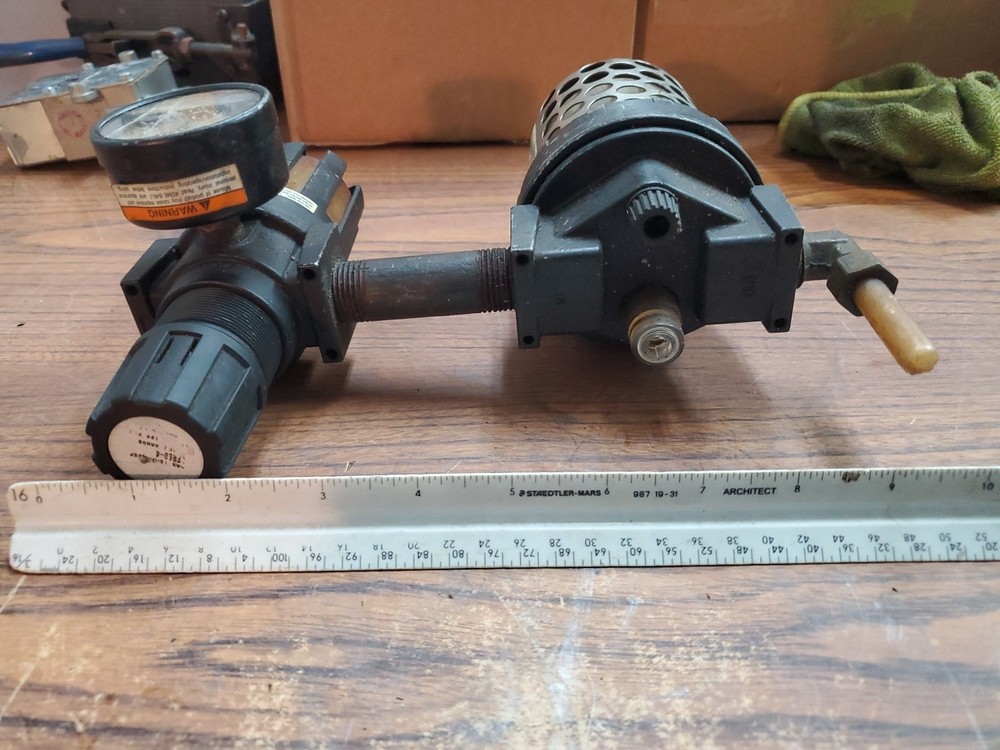 Master Pneumatic L28D-4 Lubricator with Master Pneumatic Filter Regulator (VR15)