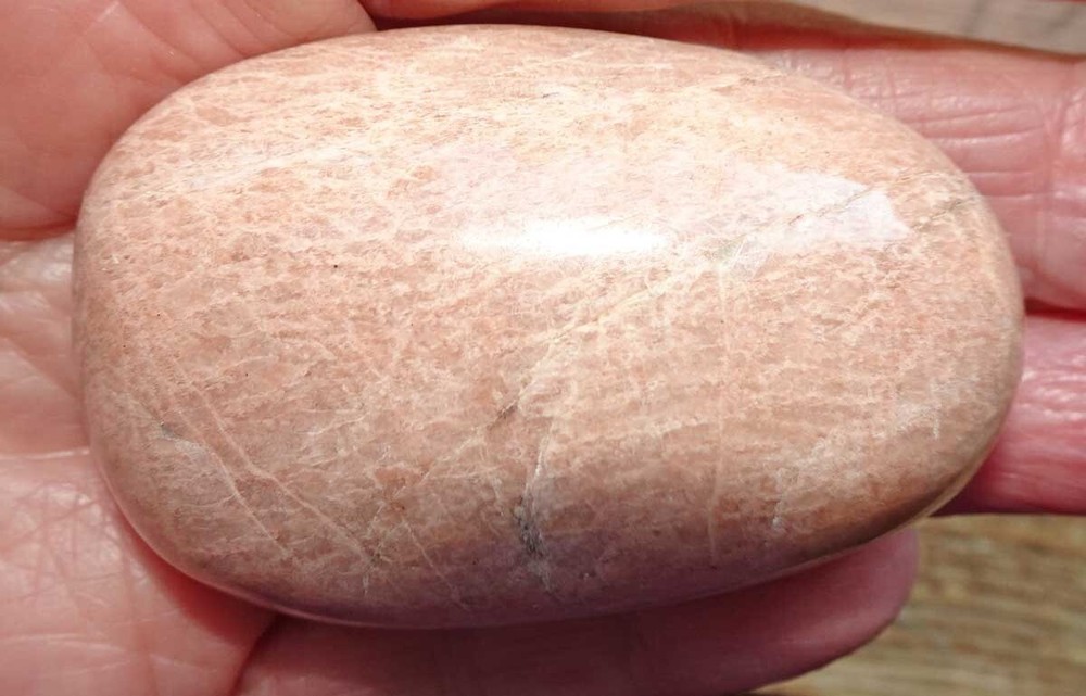Peach Moonstone Pebbles - Madagascar sc746d
