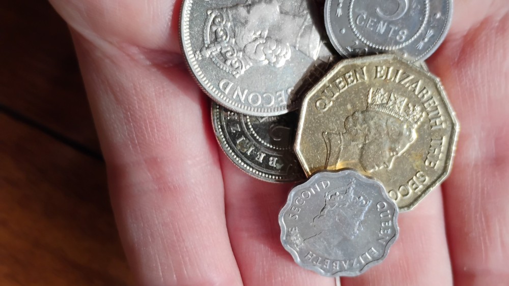 BRITISH POUND 5 OLD VERSION + BELIZE COINS
