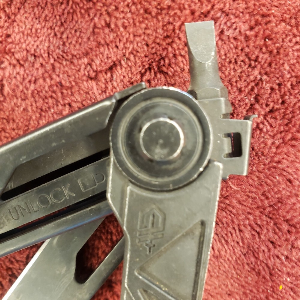 🔪 Gerber Center-Drive Multi-Tool with Tan Malice Clip Sheath