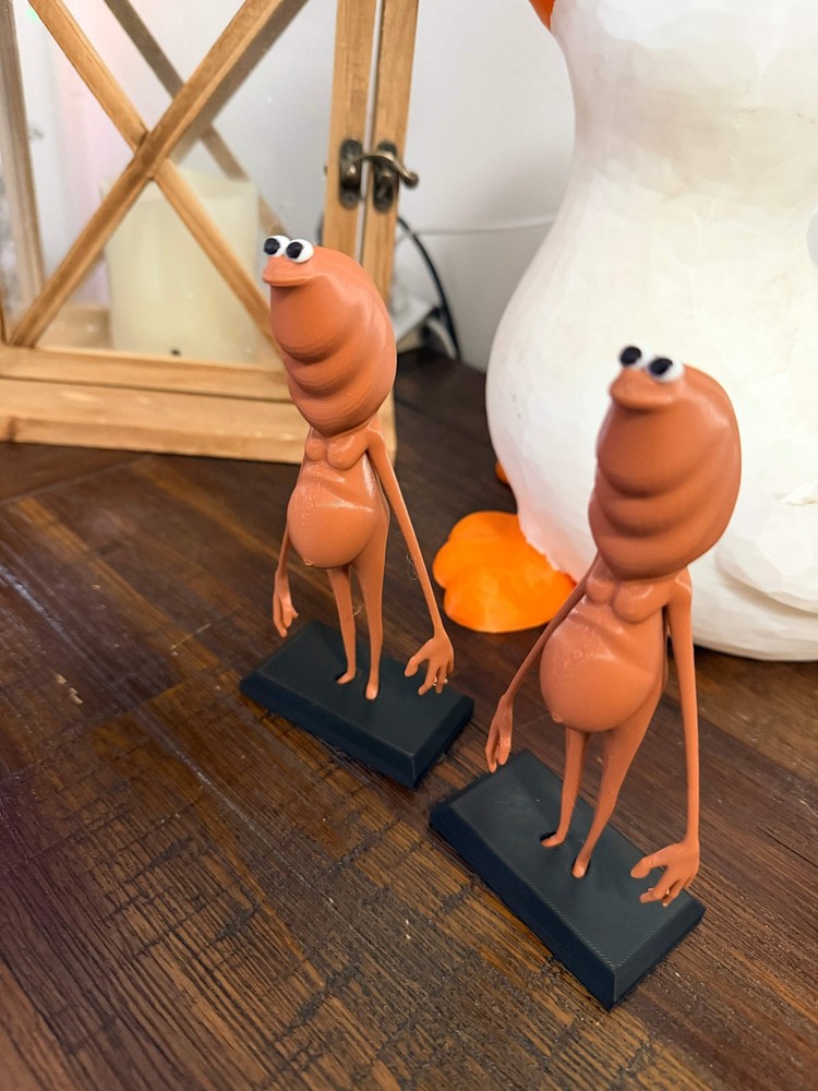 🐛 Marcus the Worm – Figurine - With Stand (Regular Size)