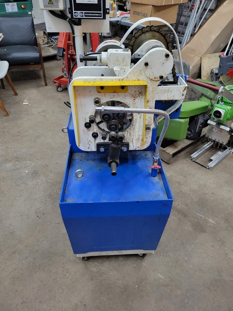 Thread rolling machine