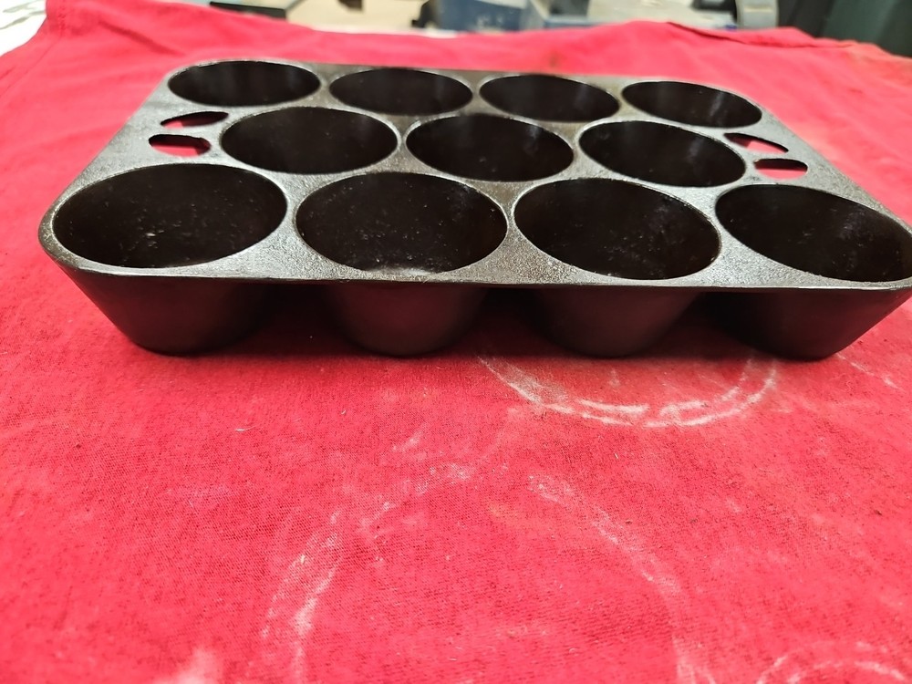 Cast Iron Muffin/Cupcake/Pop Over Pan No 10