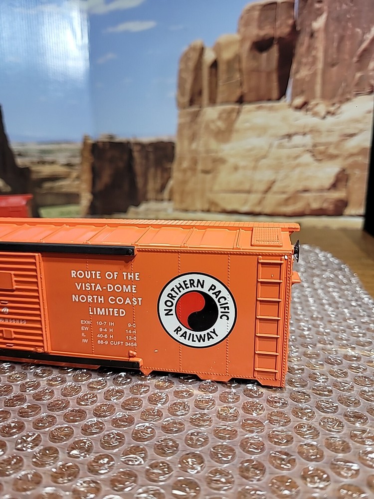 Williams O Gauge Burlington And NP Plastic Shells