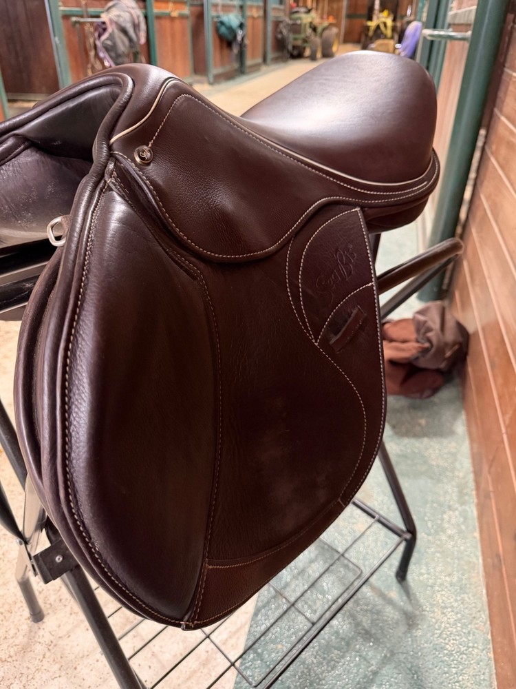 Barely used brown SeaBis jumping saddle medium tree 17” seat