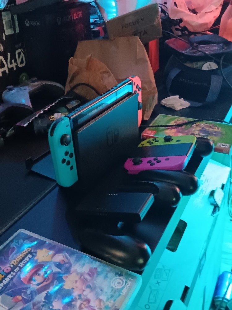 Nentendo Switch Console with 4 joycons