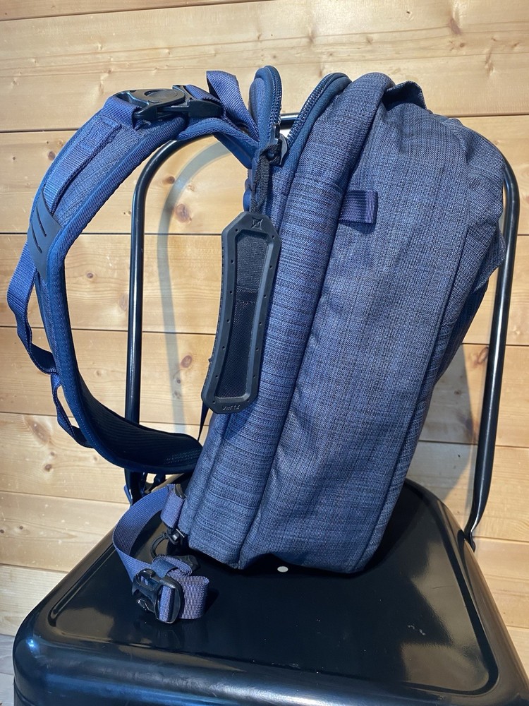 Vertx Commuter 2.0 Sling Backpack blue
