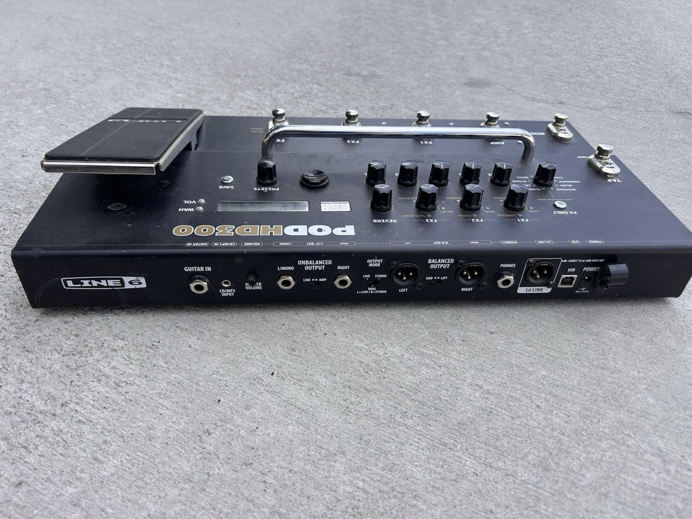 Line 6 POD HD300 Guitar Multi-Effects Processor w/ Expression Pedal