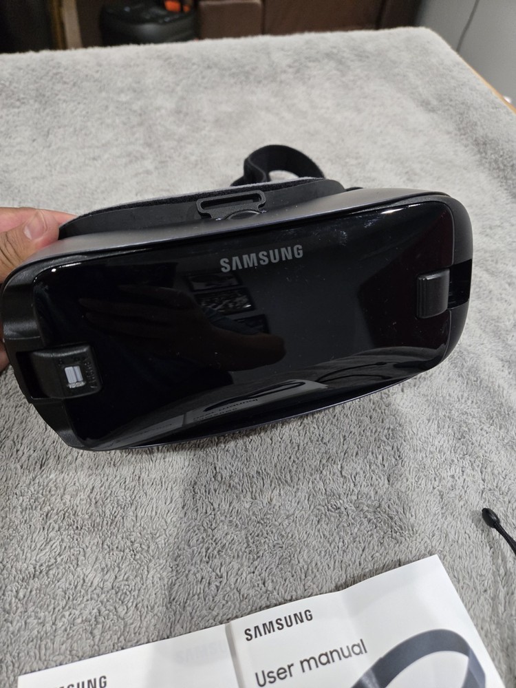 Samsung Gear VR w/ Controller