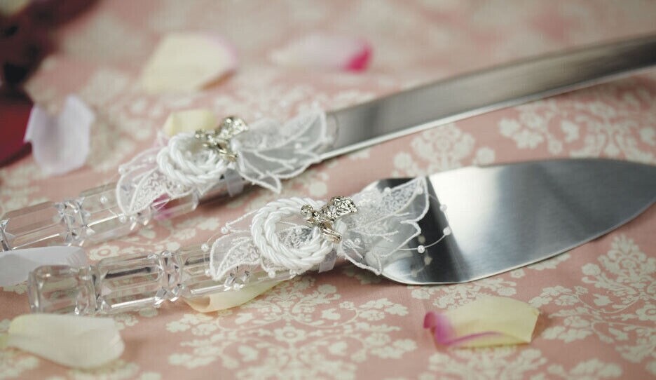 Western Wedding Cake Server Set, White with Silver Cowboy Boot Charm