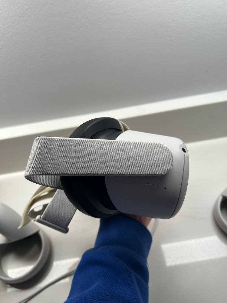 Meta Quest 2 Virtual Reality Headset and Controllers Fully Functional