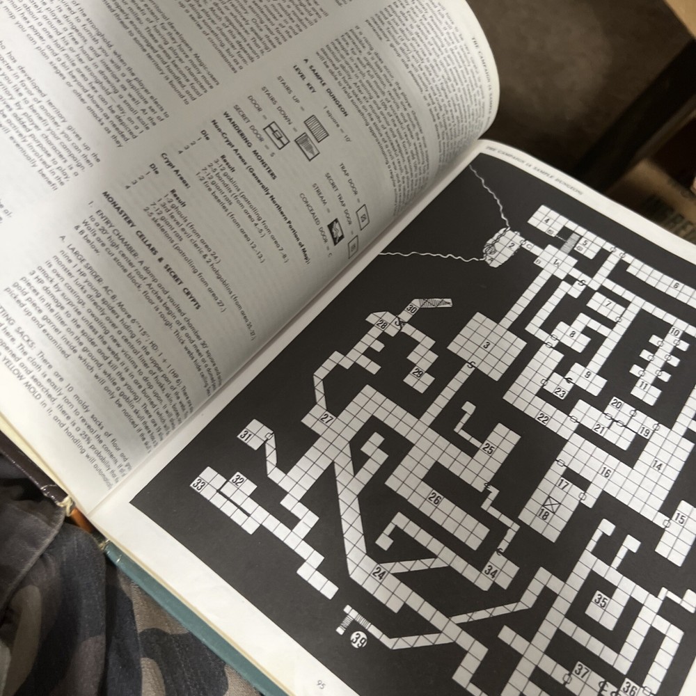 Advanced Dungeons & Dragons Dungeon Masters Guide Hardcover 2011