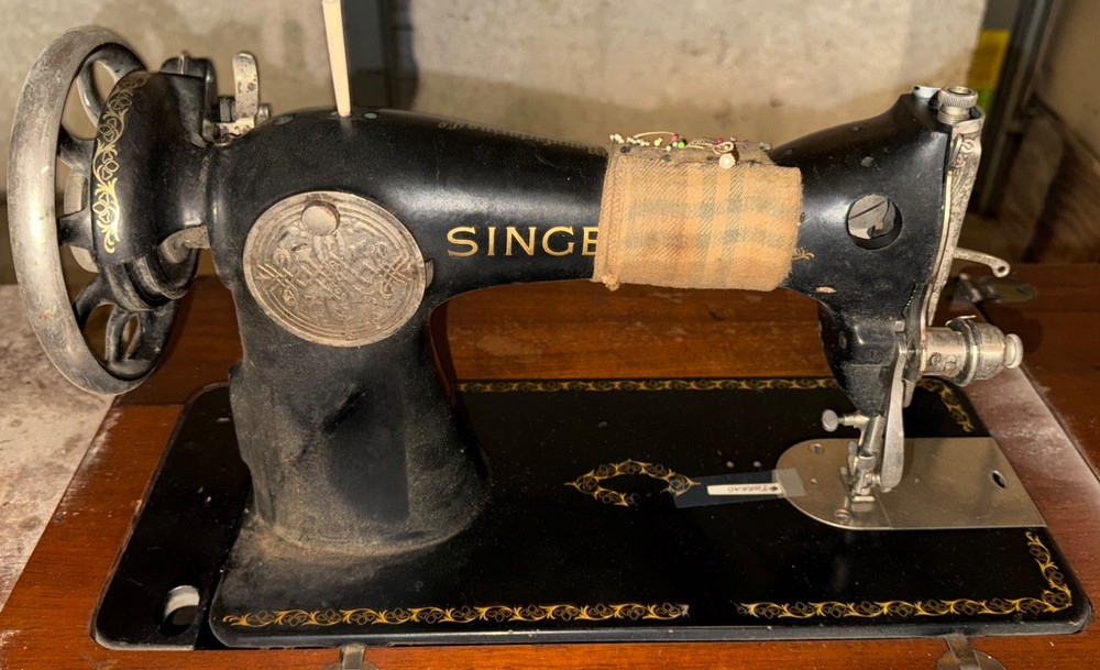 Antique 1938 Singer Sewing Machine/Accessories