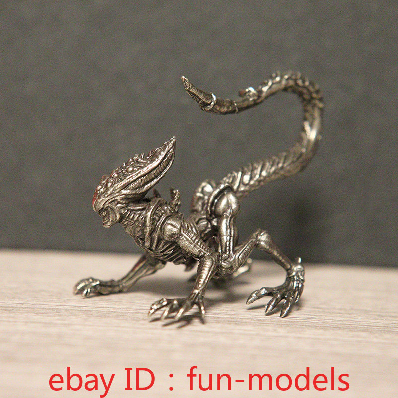 White Bronze Mutant Alien Beast Model Long Tail Statue Model Desktop Decorations