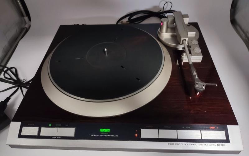 DENON DP-52F Direct Drive Microprocessor Controlled TURNTABLE with ORTOFON 2MRED