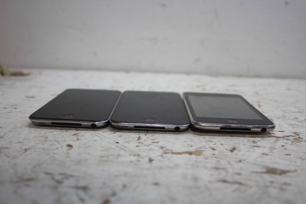 LOT OF 3 UNTESTED APPLE IPOT TOUCH MIXED MODELS SEE PICS