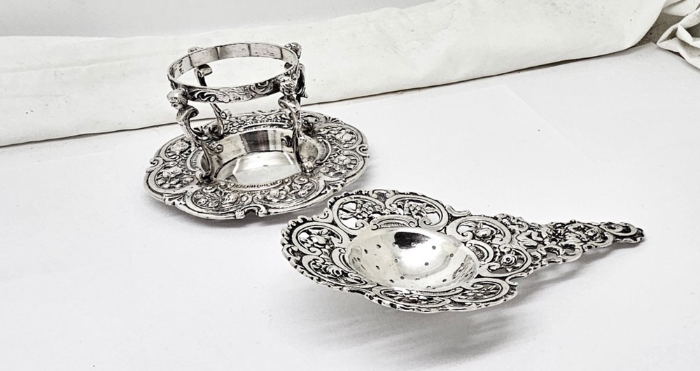 ORNATE CHERUB & FLOWERS 830 SOLID SILVER OTC TEA STRAINER W/DRIP STAND