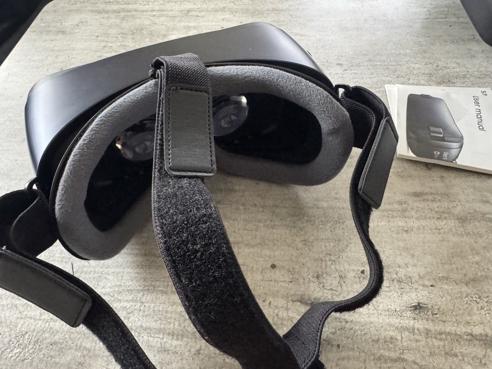 Samsung Gear VR Powered By Oculus, Steelseries Controller, & Hermit Shell Case