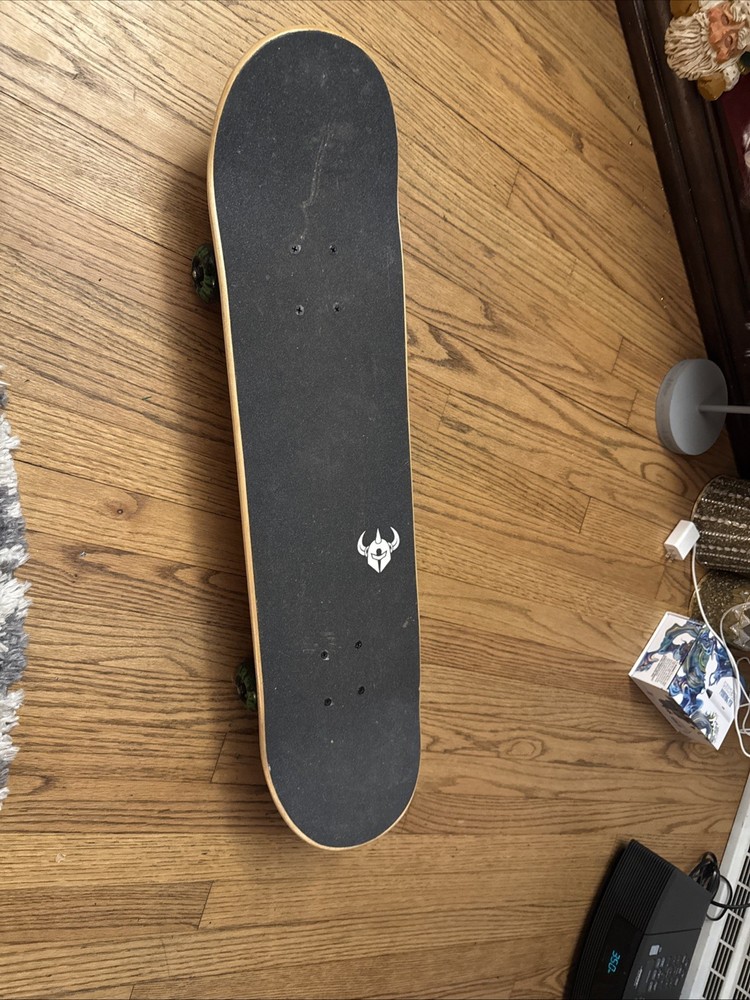 Darkstar Skateboard Complete - Skull (7 3/4") Black EUC