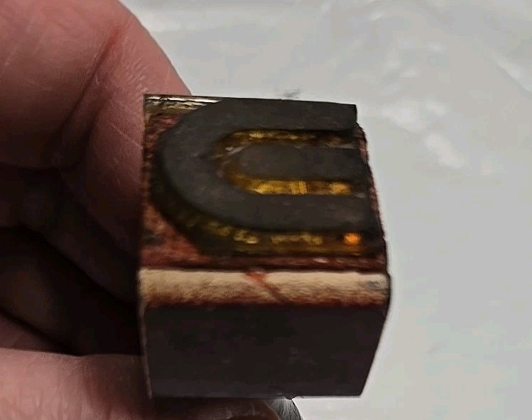 Vintage Rubber Stamp Wood Handle "E" Or "U"