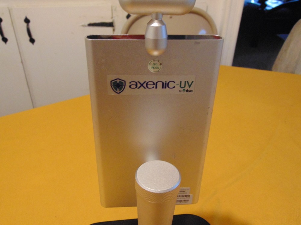 Ikio Dynamic Detection Display Temperature Scanner Kiosk with Table Stand