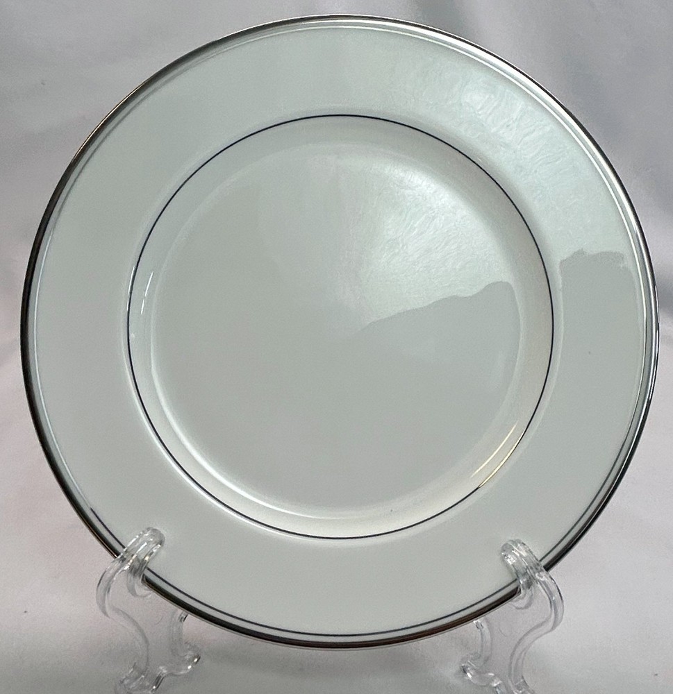 Mikasa Gothic Platinum 5 Piece Place Setting Bone China- NEW