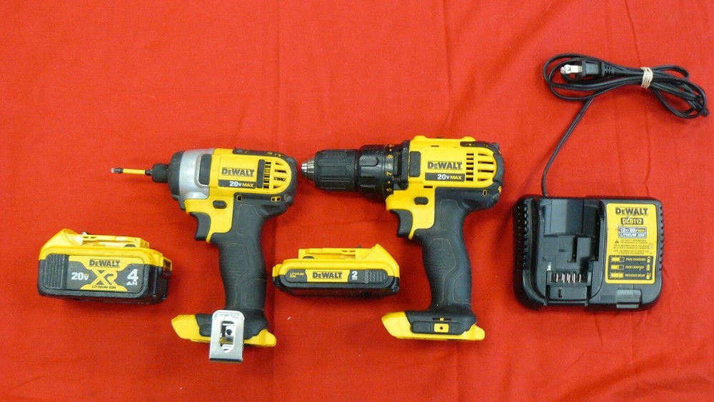 DEWALT DRILL/IMPACT SET IN BAG