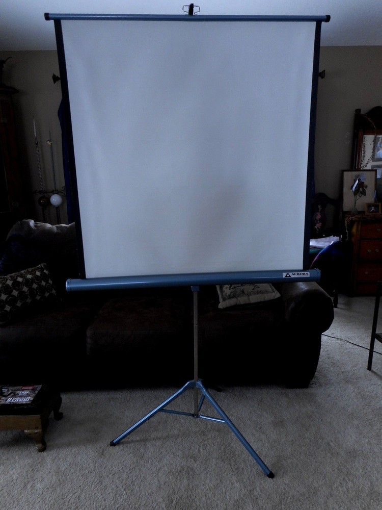 Aurora Conqueror White Pull Down Projector Screen Pre Owned W 39.5