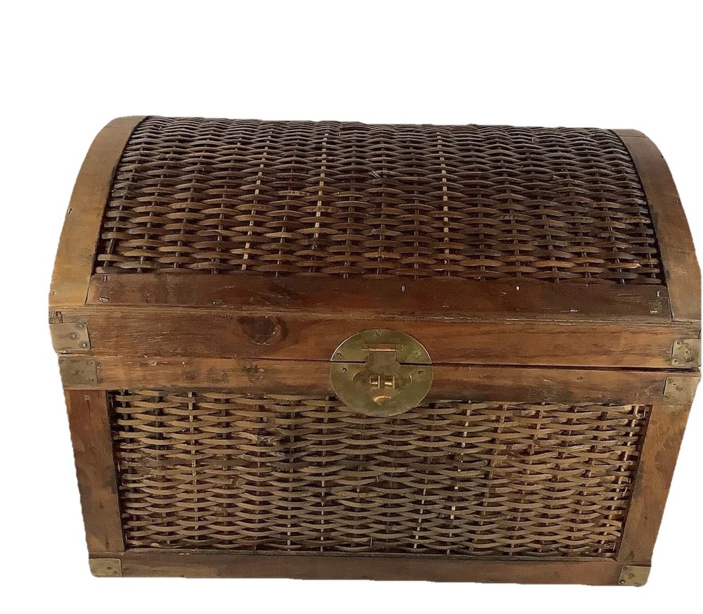 Vintage Wicker Camelback Trunk Large 19x14x14 Decorative Functional Unusual