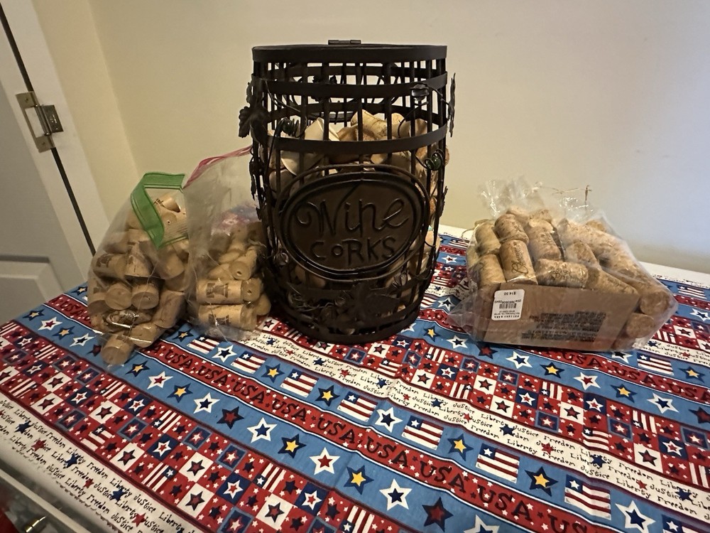 Chateau Du Monde Wine Corks Holder with extra corks