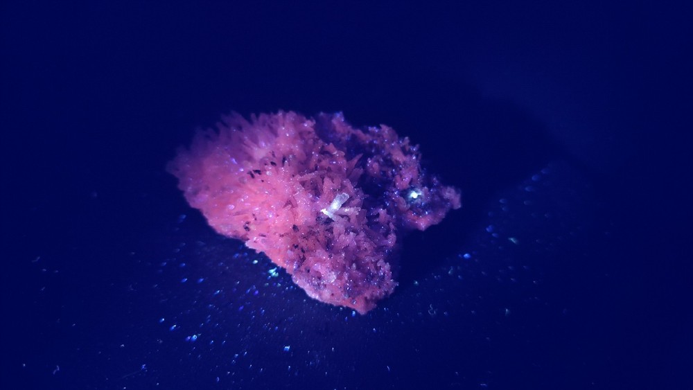 UV Reactive Mangano Calcite