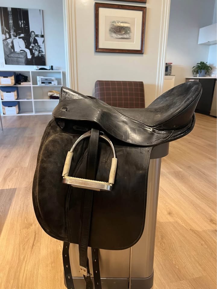 Ansur Treeless Saddle -Black - 17"