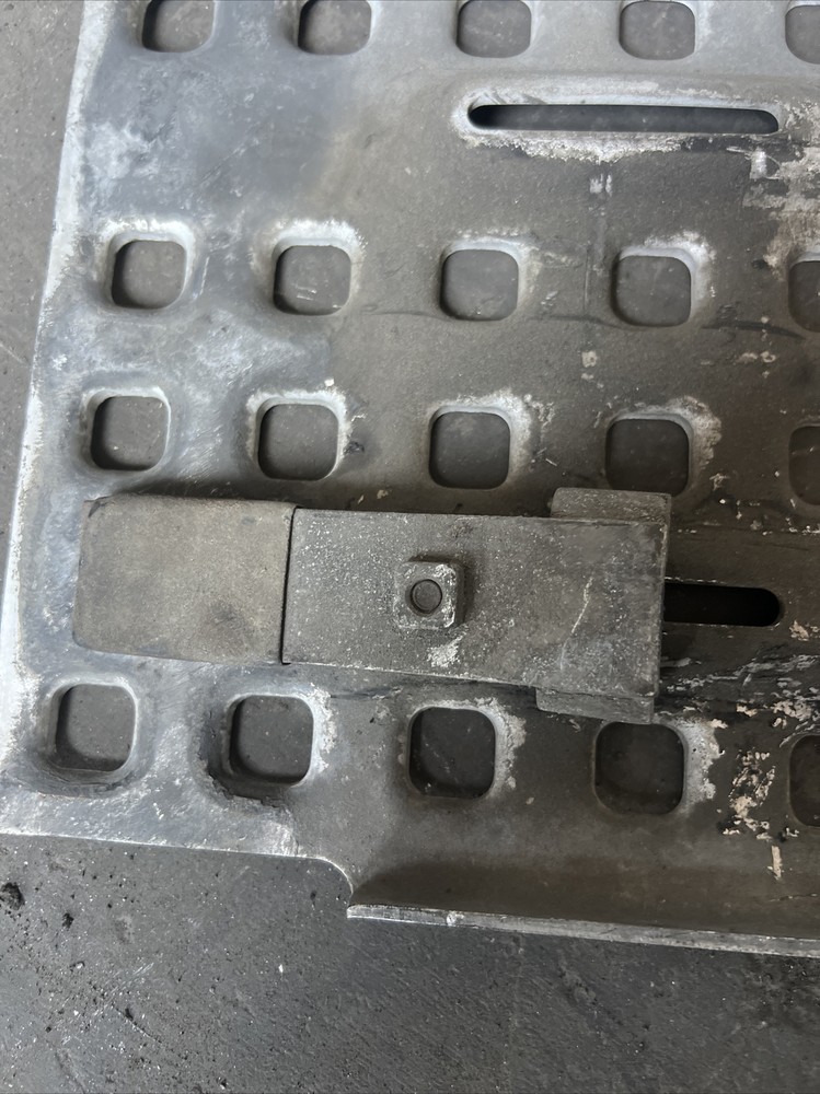 VOLVO VNR STEP DECK (CATWALK) 33 L”X 20 W”