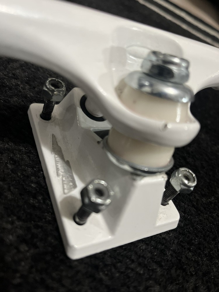 Thunder Sonora White Team 147 Trucks 8.0