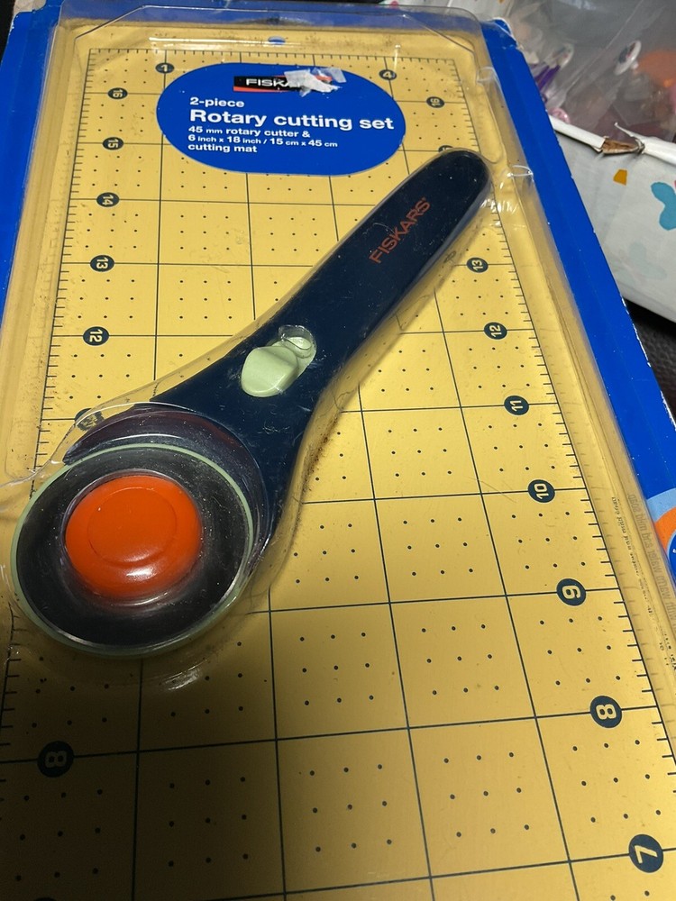 FISKARS 2-Piece Rotary Cutting Set - Cutter & Mat