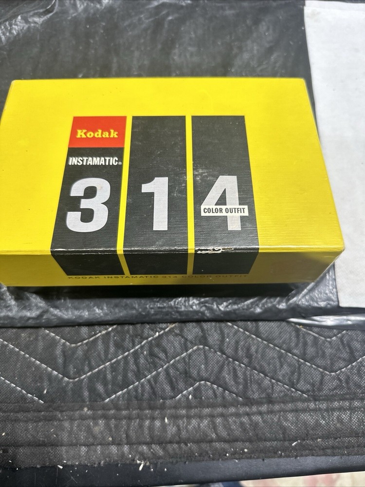 Several Vintage Cameras And Flash Bulbs, Read Full Description