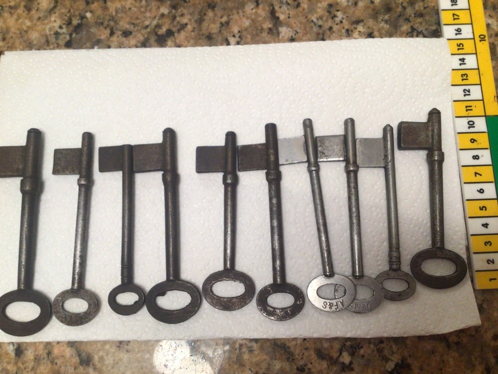 10 Vintage Uncut Keys