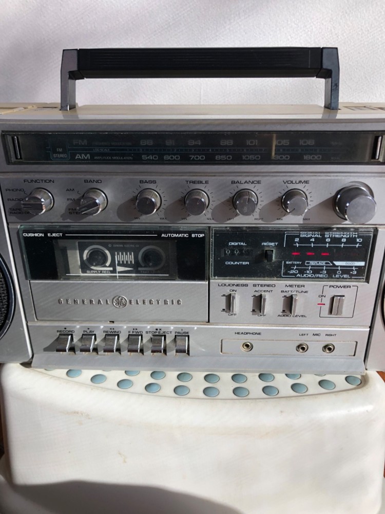 General electric boombox with original box & papers