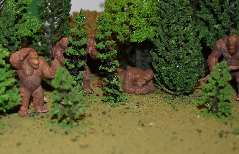 1/48 4 Bigfoot Squatch Different Poses O Scale Ready To Roam Model Train Layout