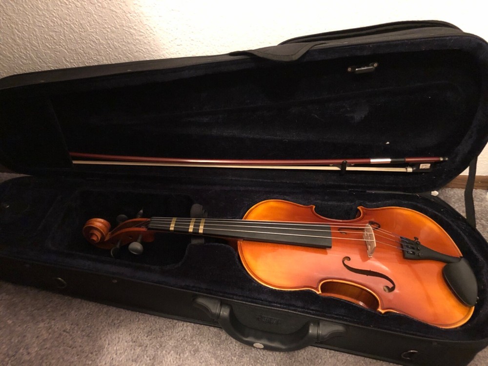 Viola - Howard Core Academy  model A25-15”. In Excellent condition. Barely used.